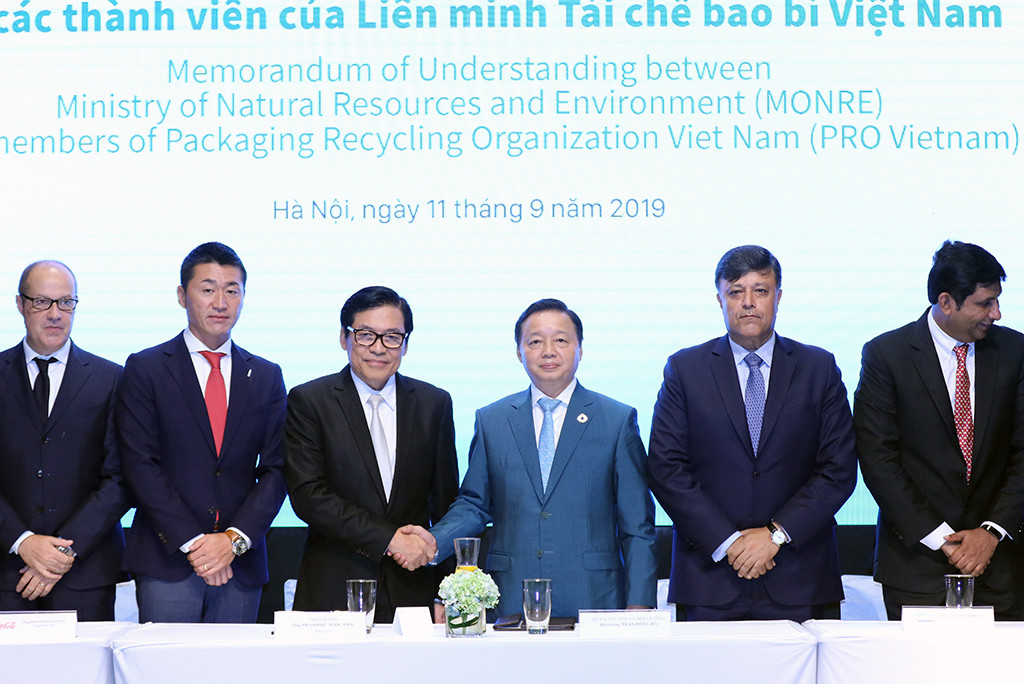 Ký[-]kết[-]Biên[-]bản[-]ghi[-]nhớ[-]giữa[-]Bộ[-]Tài[-]Nguyên[-]và[-]Môi[-]Trường[-]và[-]Liên[-]Minh[-]tái[-]chế[-]Bao[-]bì[-]Việt[-]Nam